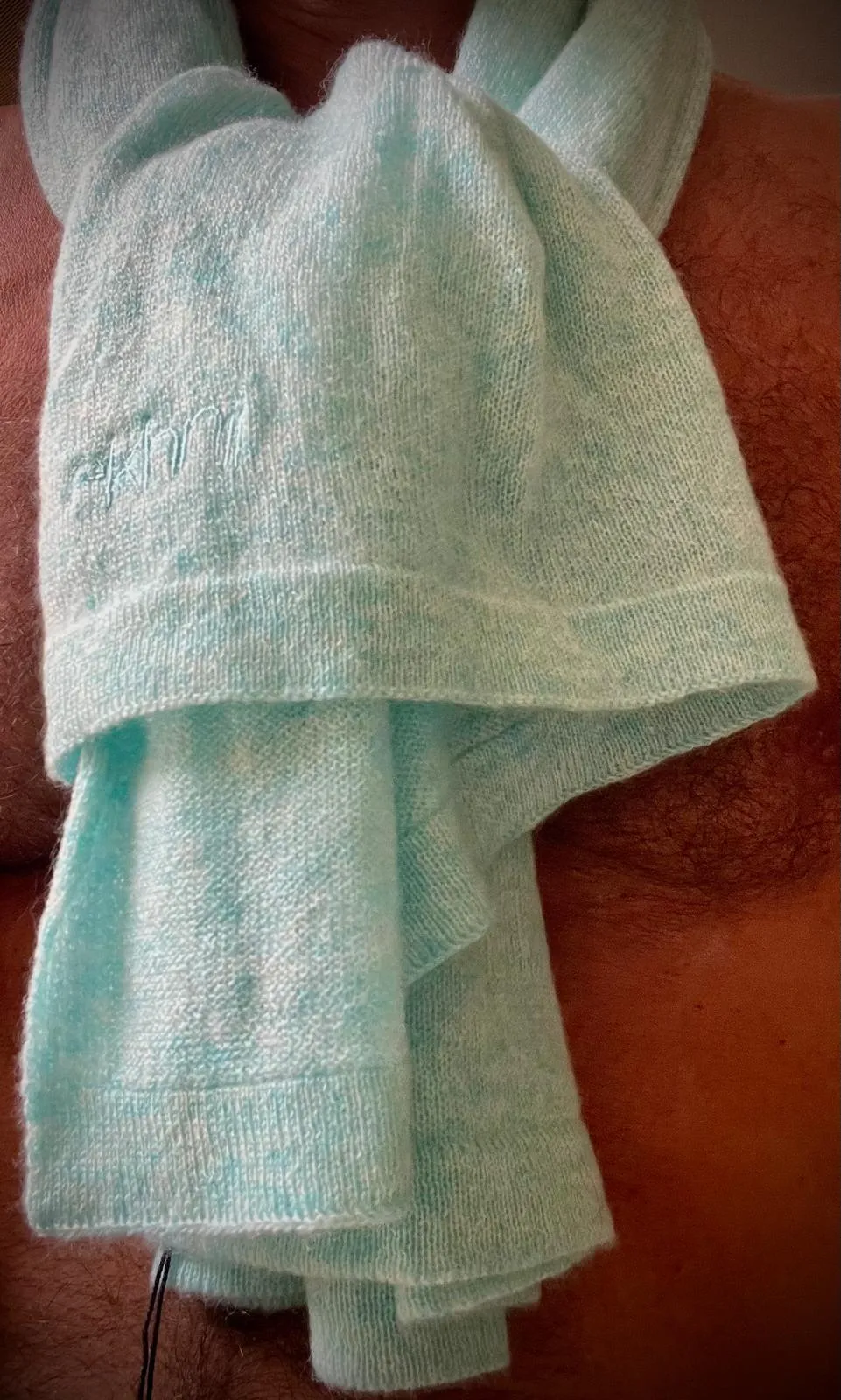 Une étole Ekhnii turquoise, drapée