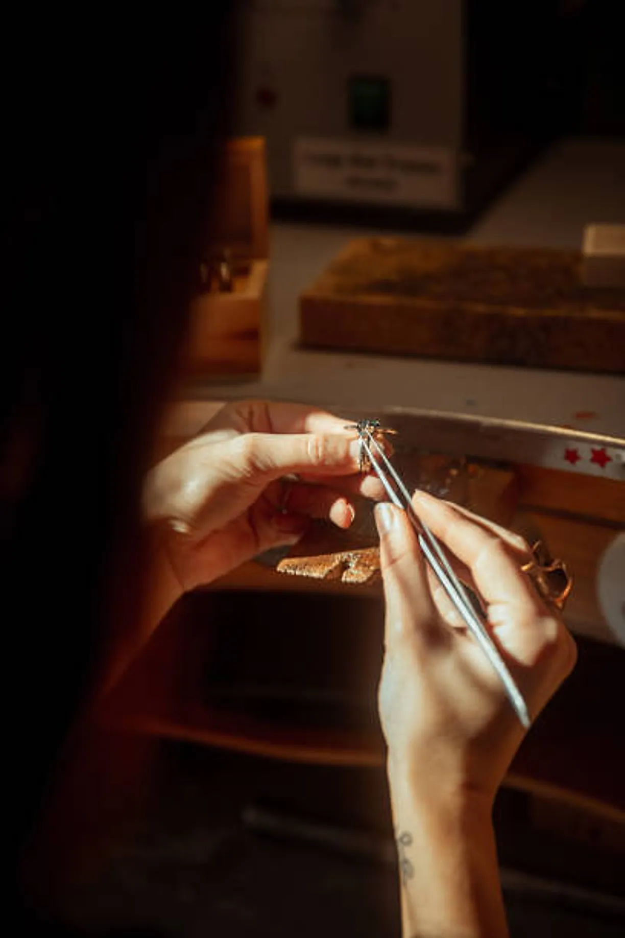 Les mains d’une joaillière au travail